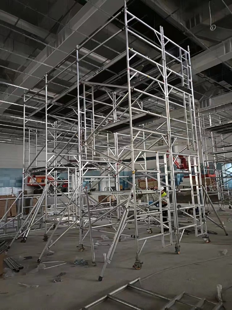 深圳第十七中學游泳池搭建腳手架